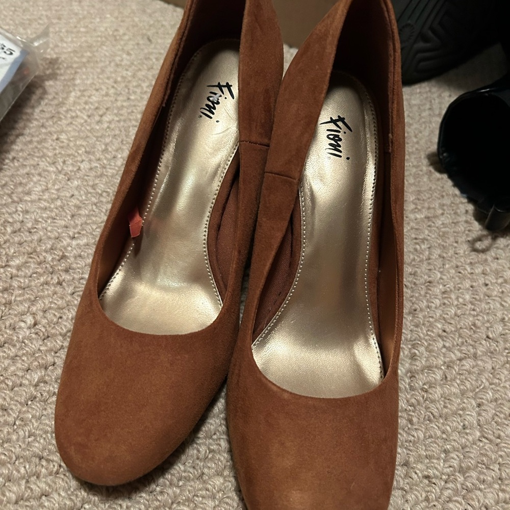 ✨Moving Sale✨ Women's Tan Block Heel Shoes - Picture 2 of 3